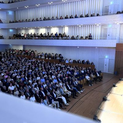Wir haben vorab die Auracast-Höranlage im KKL für sie getestet